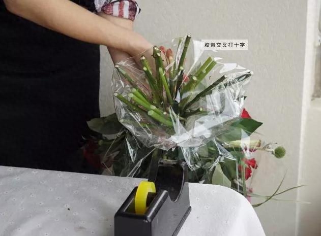 包花束紙和包花手法_手工紙包花束_紙包花束教程視頻