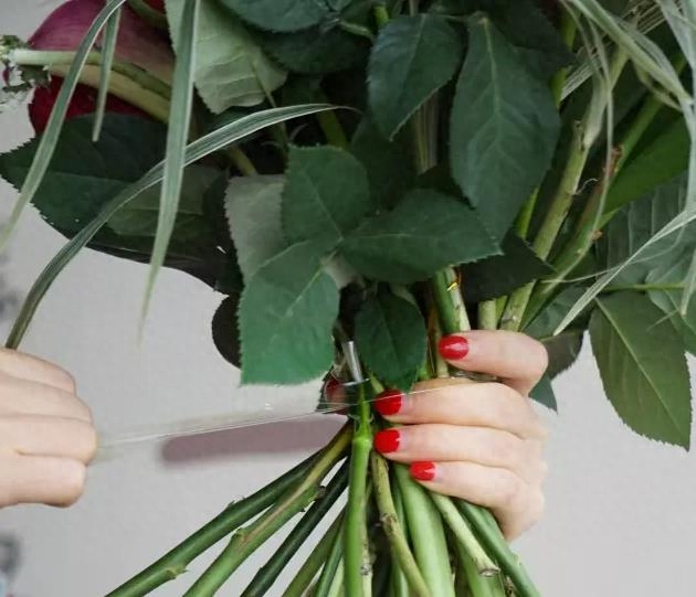 包花束紙和包花手法_手工紙包花束_紙包花束教程視頻